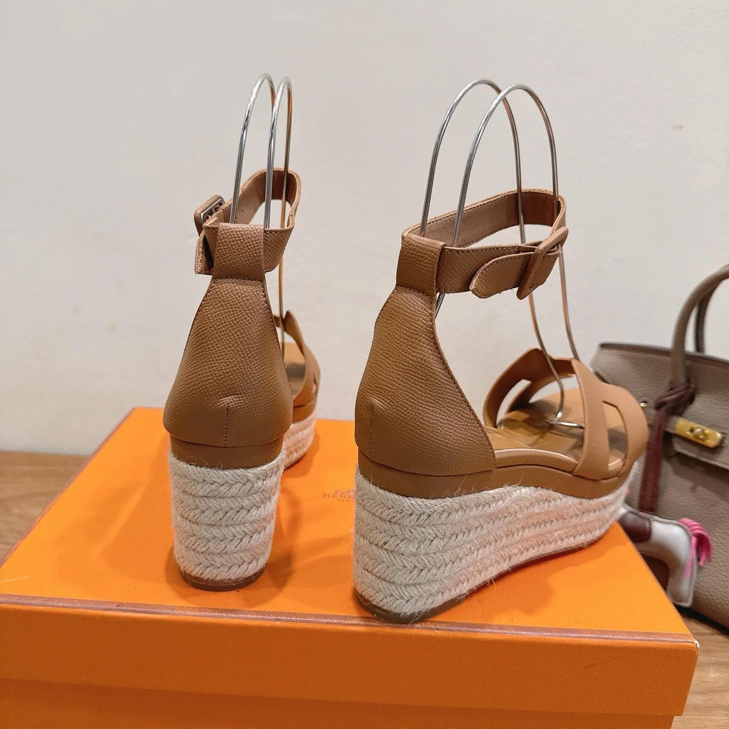 👟👟Ex-factory price 720👟👟 Hermes... a Eclair 2025 new color + popular series, the version is super positive, with a certain thickness, which makes the legs longer! Breathable, comfortable calfskin, spring and summer color matching, this item is both beautiful and comfortable! Channel supply code size: 35-39 can be ordered as 40.41 with airplane box ➕20